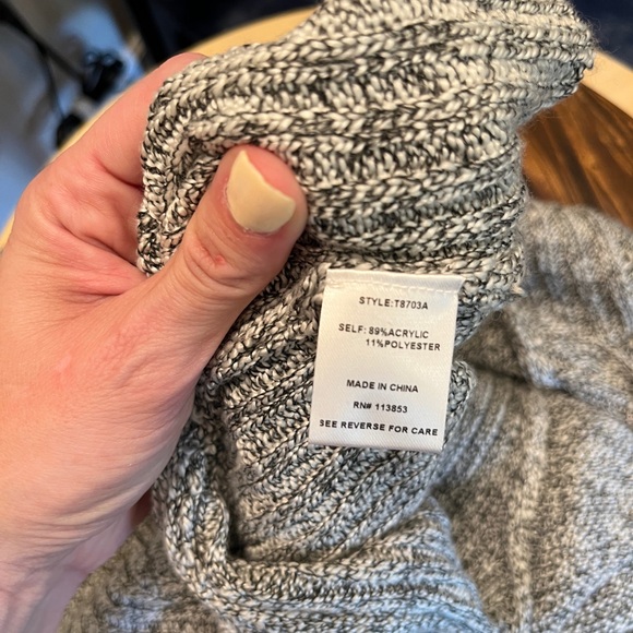 Women’s Rielle Grey Knit Wrap Sweater, Deep V-Neck, Sz M, Like New - Picture 5 of 5